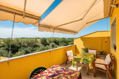 Image de Maison de vacances \"Domus Luna\" avec vue sur le lac, terrasse et climatisation.