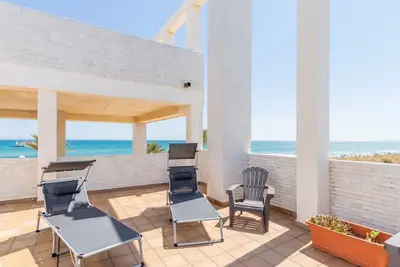 Image de Appartement de plage avec vue sur la mer, terrasse et Wi-Fi.