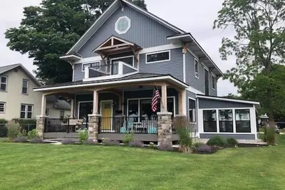 Image de Luxurious 4 Bedroom, 3 Bath home, Steps from Stearns Park and Lake Mi!