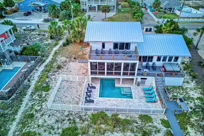 Image de Pet Friendly, Private Pool, Beach Front, Hot Tub, Free Beach Gear!