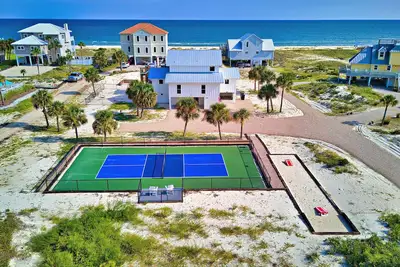 Image de Beach front access, private pickleball court, pool & hot tub, dog-friendly