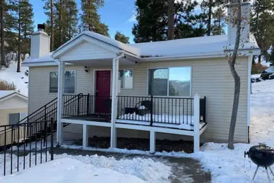 Image de Cozy Lake-View Lodge Cabin #3 (2 Br Near Village)
