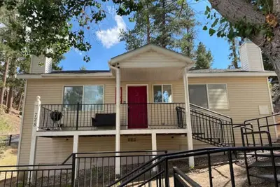 Image de Cozy Lake-View Lodge Cabin #1 (2 Br Near Village)