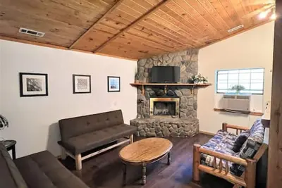 Image de Serene Oasis in Big Bear - Bear Manor Cabins #3