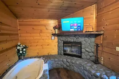 Image de Secluded 2Bd Suite with Hot Tub - Bear Manor #7