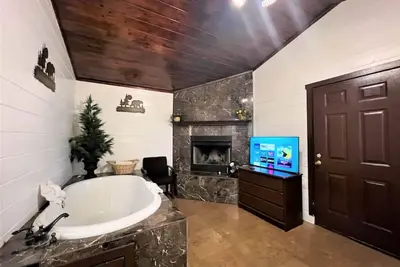 Image de Quaint 2Bd Suite w/ Hot Tub - Bear Manor #15