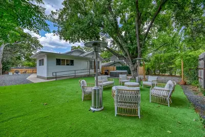 Image de Super Cute Haus - Hot Tub-Fire Pit-2 Blks to Main!