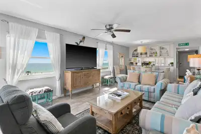Image de Modern 6th-floor condo with furnished balcony, ocean views, pools & beach access