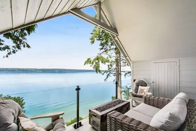 Image de Remodeled waterfront beauty with fast Wifi, sweeping views & beach access