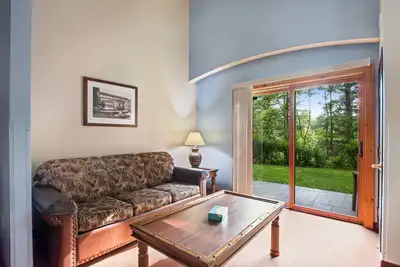 Image de Ground-floor condo with mini-fridge, central Ac, & patio