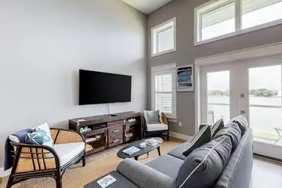 Image de Amazing bay-front townhome - walk to beach - pool, W/D & central Ac