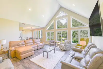 Image de Lakefront home with dock, washer/dryer, firepit & Ac - dog-friendly