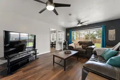 Image de Beach Bargain Treasure: King Bed, 3br, Fenced yard sleeps 6 Adults.