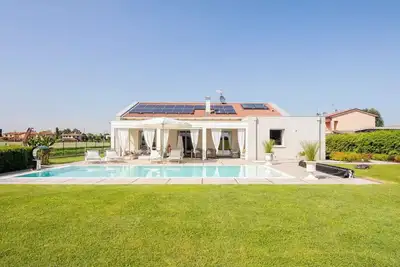 G&P Luxury Villa With Pool