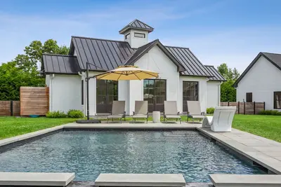 Image de Dreamy Private Modern Farmhouse with pool and outdoor shower