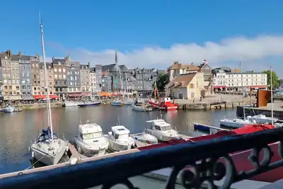 Image de Le Petit Navire -   4p - Vue sur le Port d'Honfleur