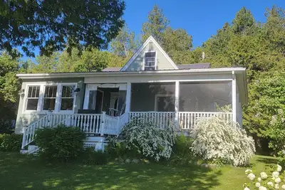 Image de Waterview Home - in town, across from the Marina
