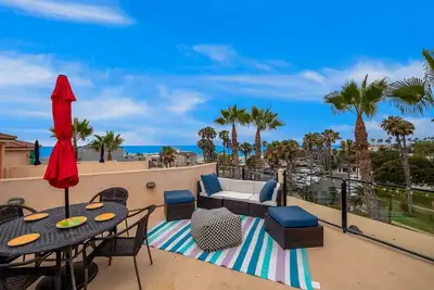 Image de Amazing home with ocean-view rooftop deck - steps to beach - garage & central Ac