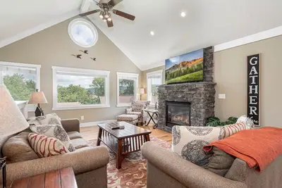 Image de Crosswinds | Hot Tub, Walk to Dining + Marina