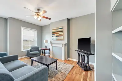 Historic Stl unit with 4 queen beds