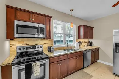 Image de 1, 000 Sqft Cozy Condo in Ardmore Dist. , Pet frndly