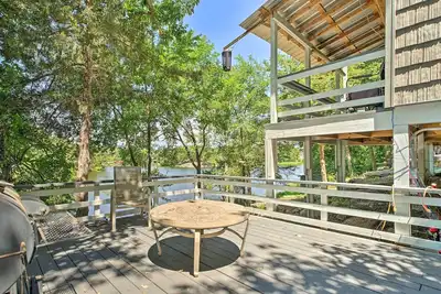 Image de Waterfront Cottage in Fort Towson w/ 2 Decks!