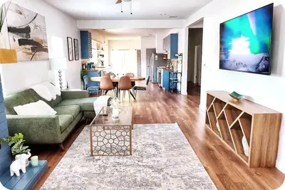 Image de Urban Retreat: 2 King Suites + Bunks, Walk to Park