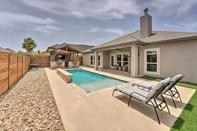 Image de Sleek Corpus Christi Getaway w/ Private Pool!