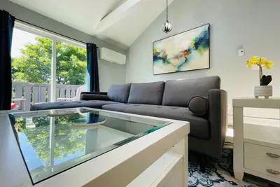 Lovely 2bd with Skylight Near Hospitals, Free Parking