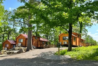Image de Spacious and new deluxe cabin in family campground in Northeastern Ct