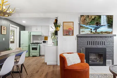 Image de New Cabin, 2 porches, fireplace, Dog Friendly fenced yard