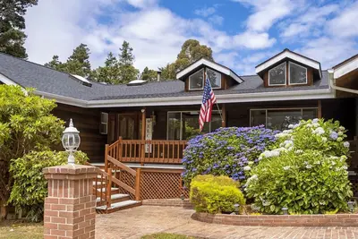 Image de Coastal Hideaway - A luxurious vacation rental just minutes away from the beach!