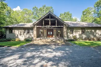 Image de Dupont Mountain Lodge in Cedar Mountain | 4 Bed, 3 Bath
