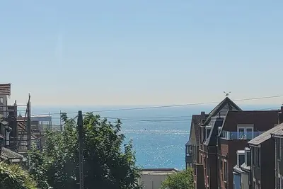 Image de a sea view property with a short walk to beach