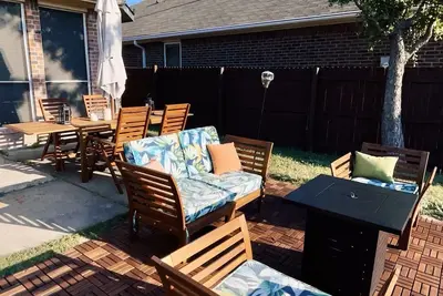Image de Stunning spacious Conveniently located home w\/ backyard dining area