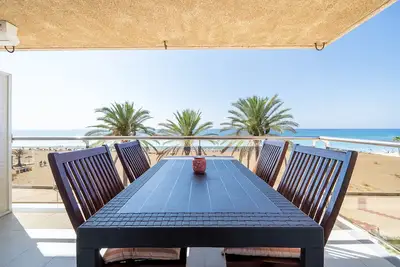 Image de Appartement \"Coral Beach by Pat\" avec vue sur la mer, piscine partagée et Wi-Fi