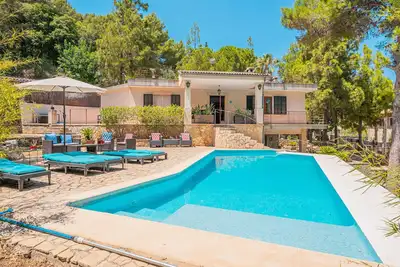 Image de Villa Ses Basses avec vue sur les montagnes, piscine et Wi-Fi.