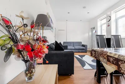 Image de Stylish 2-Bed, 2-Bath Flat with Free Parking for 2 Cars & Easy Tube Access