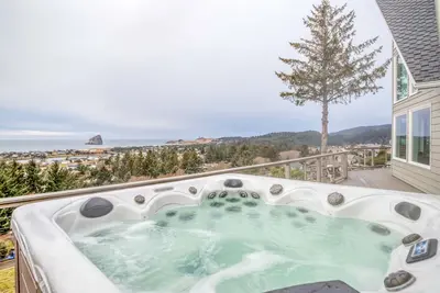 Image de Stellar Home with Panoramic Ocean Views, Two Decks, Hot Tub, Oceanview Firepit!