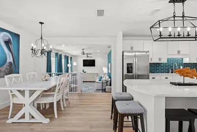 Image de Sleeps 10, Pet Friendly, Fully Fenced Back Yard!