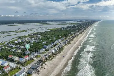 Image de All new 5br/4. 5ba home w/ocean views! Close to beach w/elevator and day dock.