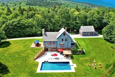 Image de Escape in Rural Vermont! 2 Homes SaunaPool, Hot Tub, Game House Mountain Views.