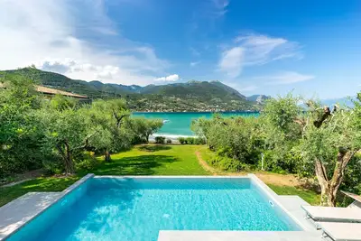 Exclusive lakefront villa with pool