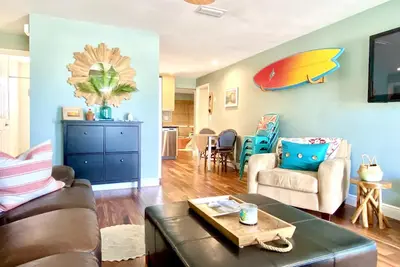 Image de Surf Bungalow- One block from the beach!