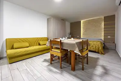 Image de Studio moderne à Racale – Confort, style et emplacement stratégique