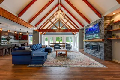 Image de Modern Pocono Chateau ~ Hot Tub under the Milkyway ~ Sauna ~ Game Room~ Fire Pit