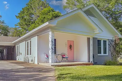 Image de The Pink Pine - 4 blocks to Sfa * 3/2 * King beds