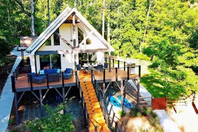 Image de Lakefront retreat for family, friends & fun!