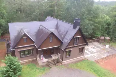 Image de 17 Acres - Pickleball - Trampoline\/Fireman's Pole\/Hot Tub!