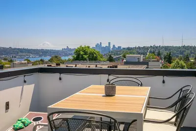 Image de Newly Built Seattle Townhome w. Lake/Skyline Views